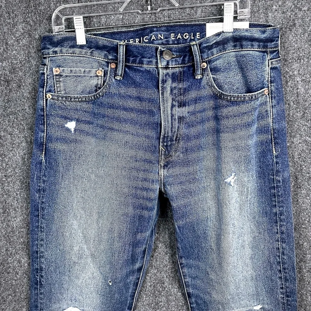 NWT American Eagle Outfitters Original Straight Leg Destroyed Medium Wash 32x32‎